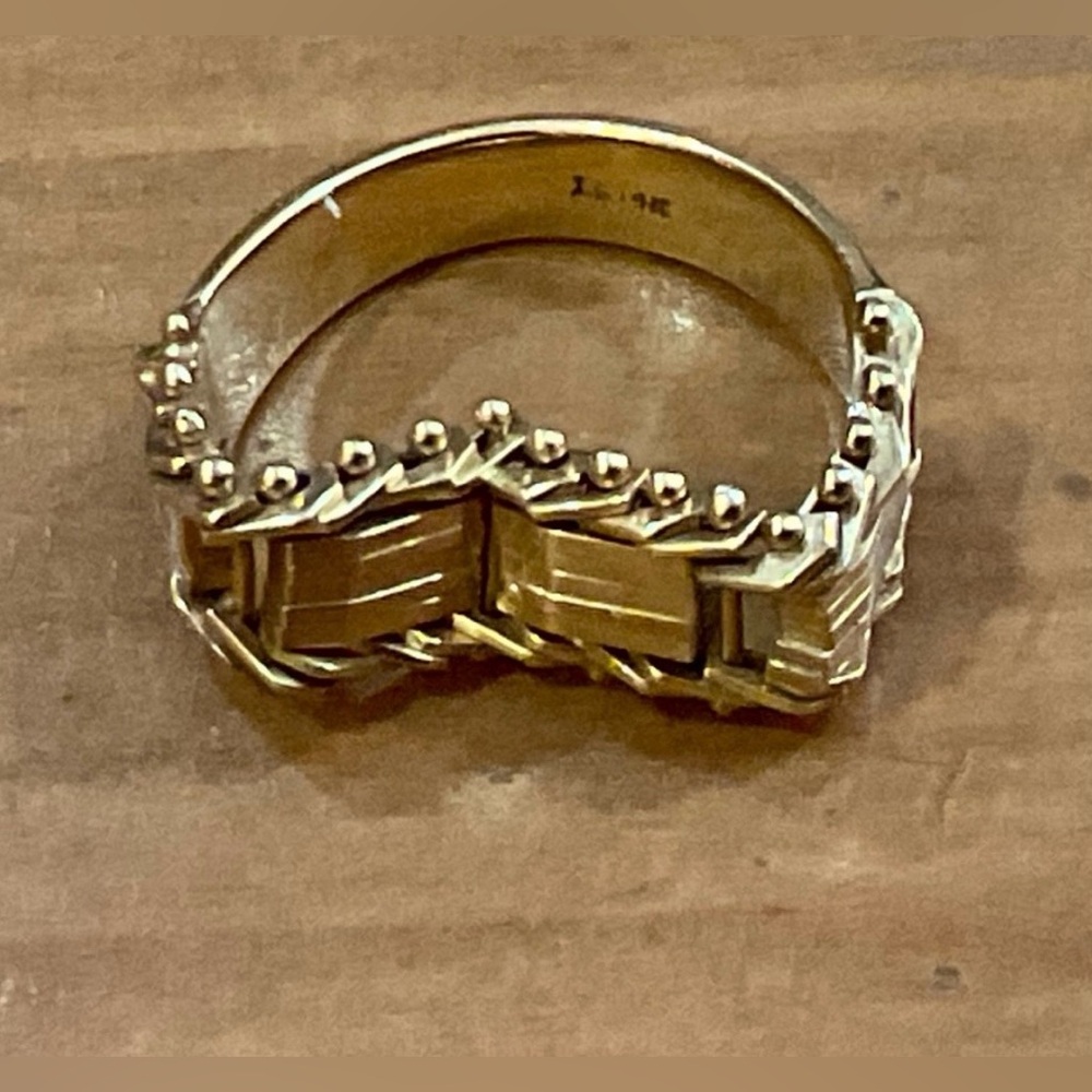 Vintage 14k. yellow gold mesh/ basket weave bendable in middle size 6 ring band.